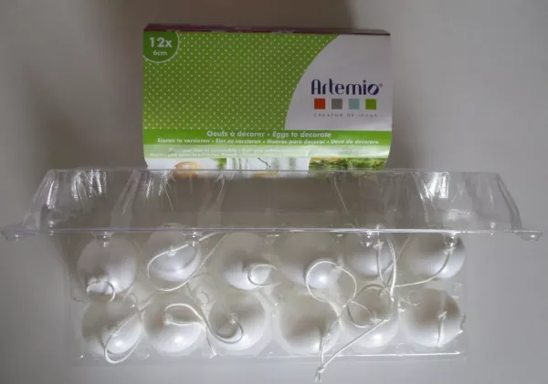 12 Plastikeier mit Aufhängung in Box, Artemio